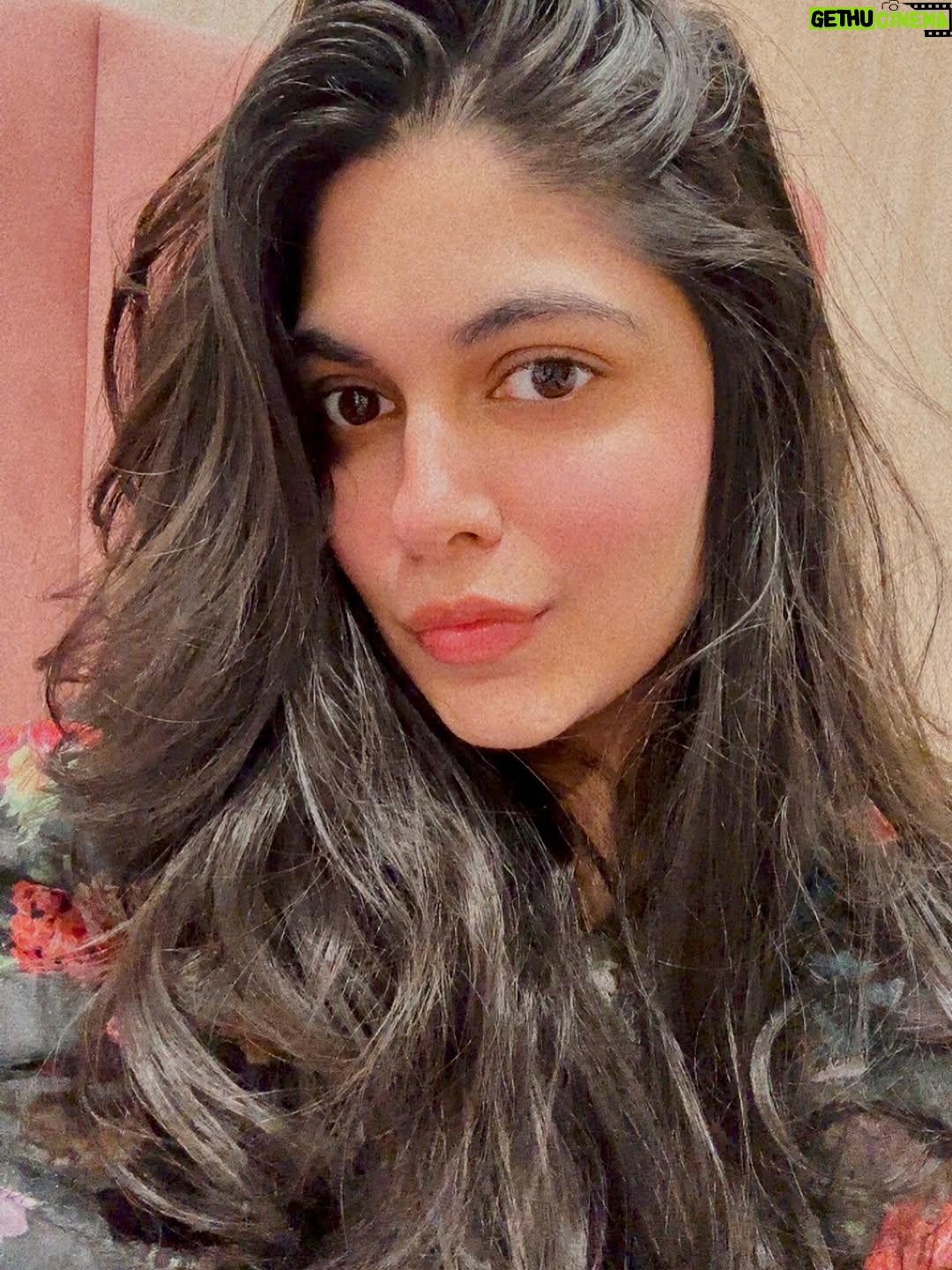 Shreya Sanghi - 1.5K Likes - Felt cute 🥰
.
.
.
.
.
.
.
.
.
#selfies #goodhairday #selfiegram #weekendmood #selfiegram #hairgoals #moodygrams #selfie #cozy #dayoff #chill #allsmiles