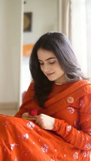 Shreyashi Verma Instagram - a little festive glow āØ
.
.
.
Festive ready, desi fit, timeless style, festive, teej, Indian fits, fits inspiration, ethnic
#explore #explorepage⨠#tredingreels #festive #traditional #bunai