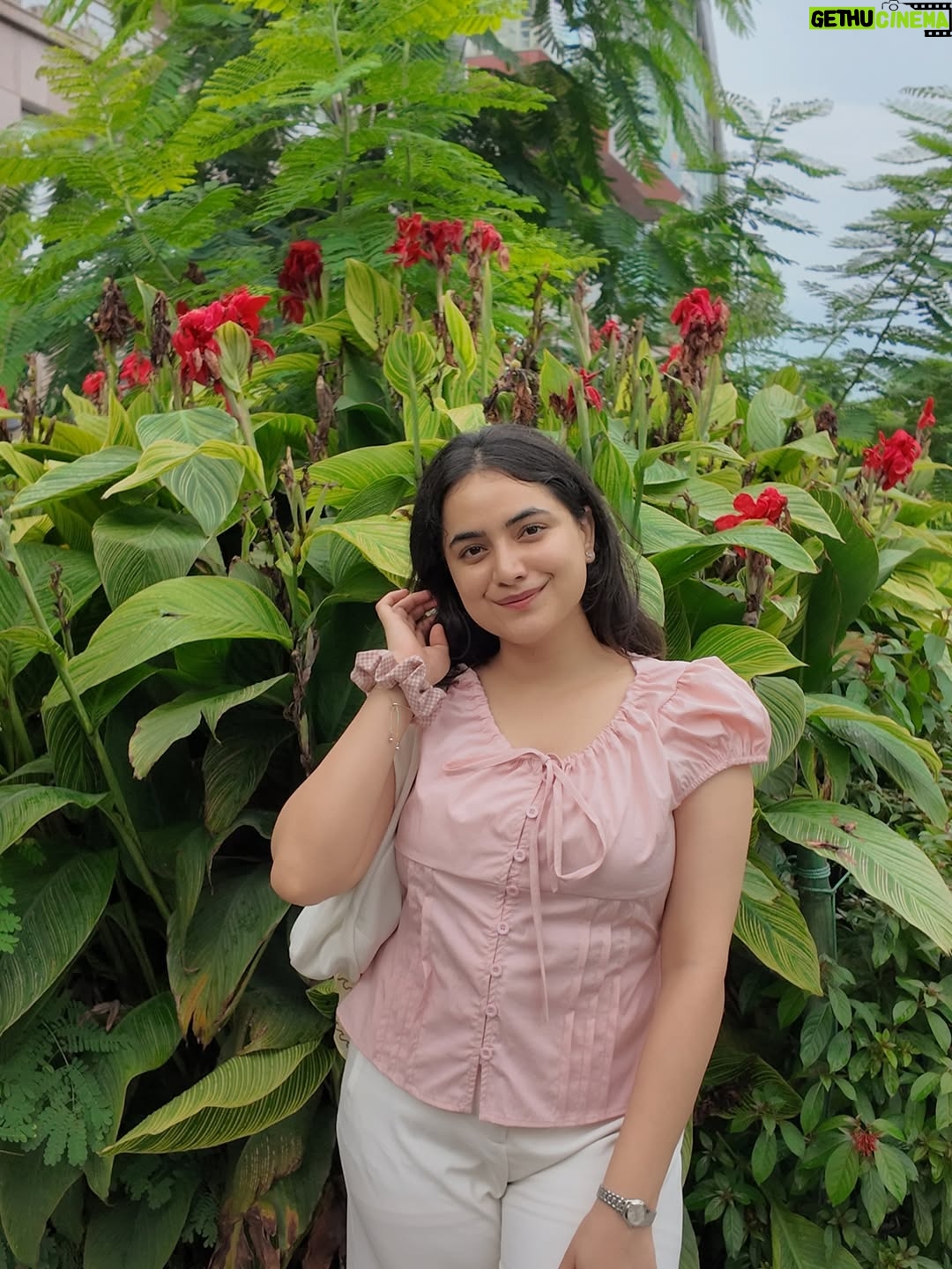 Shreyashi Verma - 10.8K Likes - tell me a story w flowers 🌷 
.
comment for links 🔗 
.
{ flower girl, summer outfit, outfit inspiration, day out, cafe hopping, delhi, soft girl, soft girl aesthetics, daisies, flowers, Pinterest }

#outfits #fashion #explore #softgirl #wishlinked