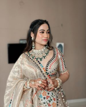 Shriya Jain Instagram - It’s not the makeup , it’s the love & happiness that reflects a female beauty ❤️
Outfit by - @jiviva_
Jewellery by - @ap.jewellers_official
Styled by - @fashion_stylist_3