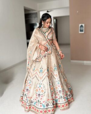 Shriya Jain Instagram - It’s not the makeup , it’s the love & happiness that reflects a female beauty ❤️
Outfit by - @jiviva_
Jewellery by - @ap.jewellers_official
Styled by - @fashion_stylist_3