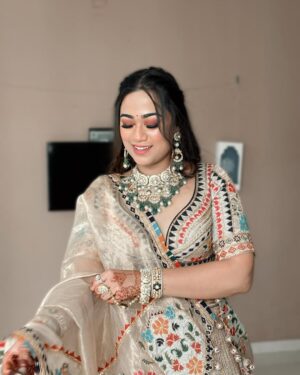 Shriya Jain Instagram - It’s not the makeup , it’s the love & happiness that reflects a female beauty ❤️
Outfit by - @jiviva_
Jewellery by - @ap.jewellers_official
Styled by - @fashion_stylist_3