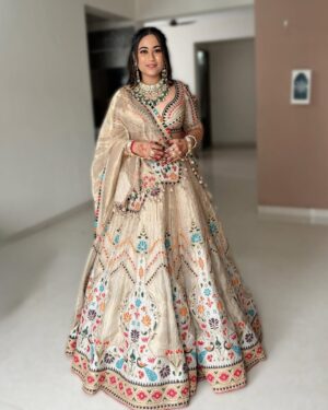 Shriya Jain Instagram - It’s not the makeup , it’s the love & happiness that reflects a female beauty ❤️
Outfit by - @jiviva_
Jewellery by - @ap.jewellers_official
Styled by - @fashion_stylist_3