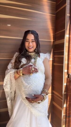 Shriya Jain Instagram - Ye vala pyaar ekdum sachaa hai❤️

Makeup and hair amazingly done by @roshmakeupandhair 😍

#babyshower #babyshowerideas