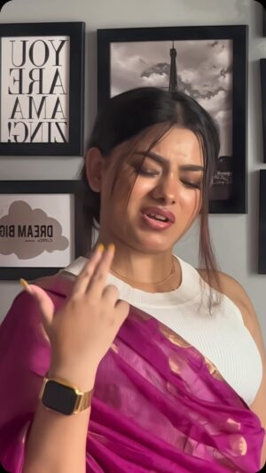 Shrniii Instagram - Akele main mt mil✨🤌🏻 @_.shrniiii._ 
.
.
.
#reelkarofeelkaro #reelinstagram #reels
#reelitfeelit #explorar #explore #viralvideos
#viral #trending #shrniifam #explorepage