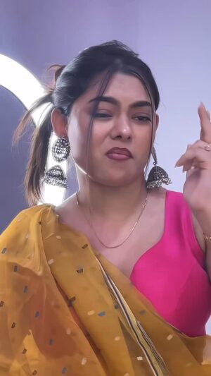 Shrniii Instagram - Oye hat🔥🥵🤌🏻 @_.shrniiii._ 
.
.
.
#reelkarofeelkaro #reelinstagram #reels
#reelitfeelit #explorar #explore #viralvideos #viral #trending #delhi #shrniifam #explorepage