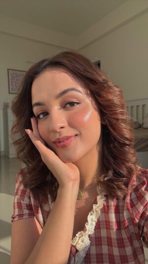 Shruti Bkshi Instagram - You often ask how my skin looks so even-toned. Of course, my skincare plays a big role 🥰especially the Vitamin C I use,but another secret is the skin tints I swear by! If you’re like me and don’t like the heavy feeling of foundation, you should definitely give these a try.
The first one is from @quenchbotanics ✨, and I absolutely love it! It’s my favorite because it’s affordable yet such a great product for the price. It provides SPF protection, feels super lightweight, and gives a minimal, natural-looking coverage.
The second one is from Halo by @smashboxindia 💗. If you have a good budget, this is totally worth it! It performs just like a high-end product, offers SPF 25 protection, and blends seamlessly while giving really nice coverage.
The third one is from @houseofmakeupofficial . So many people recommended this to me, and I used to wonder why they were so obsessed with it. 🫢Now I get it! It works just like a luxury product but at an amazing price, so you should definitely check it out.❤️
The fourth one is one of my favorites from @dotandkey.skincare ❤️If you want very light coverage while also protecting your skin from the sun, this is a great option. It gives just the right amount of coverage while keeping your skin protected.
And finally, the fifth one is from @wetnwildindia 🤌🏻this is the most high-coverage one. The coverage is absolutely insane, making it perfect for days when you want a full-glam look!💗
Comment links and i ll send you💗
#reels #reelsinstagram #explore #explorepage #trending #trendingreels #viral #makeup #skintints #minimal #hacks
