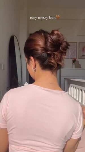 Shruti Bkshi Instagram - i am obsessed ,let me know if you try it🤎🤭
#reels #reelsinstagram #explore #explorepage #trending #trendingreels #viral #hair #hairstyles #messyhair #messybun