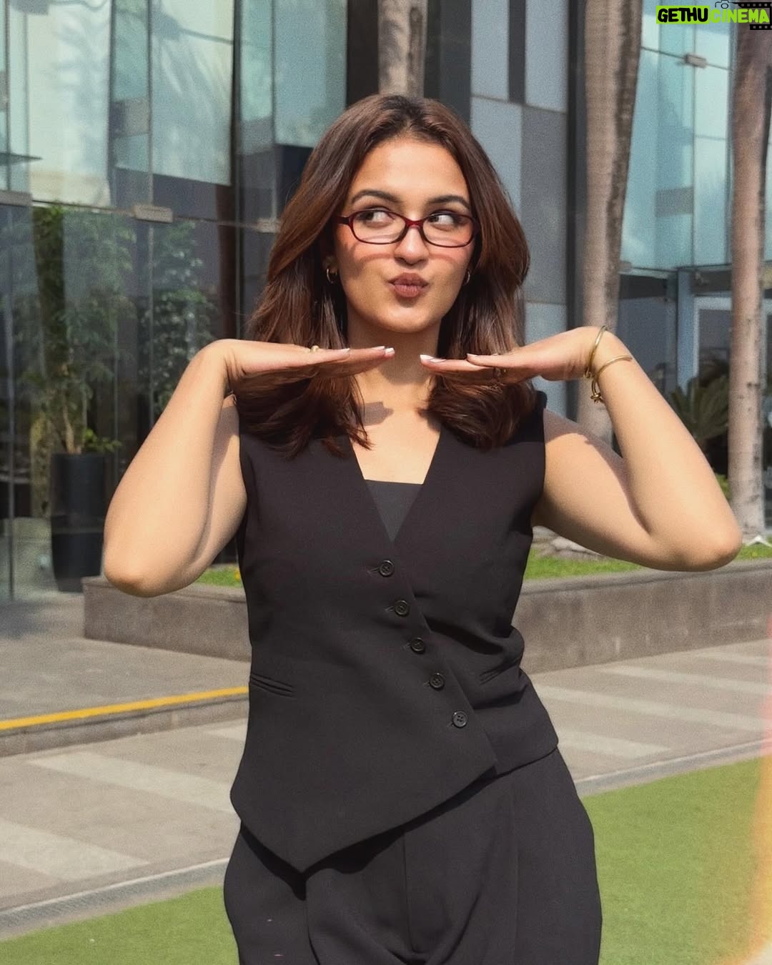 Shruti Bkshi - 15.8K Likes - bombae dump 🌟 look at me sipping my coffee and smiling at a stranger girl 🤭