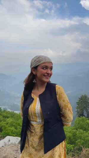 Shruti Bkshi Instagram - sunday call for some pahadi content🤭🏔️
#reels #reelsinstagram #trending #trendingsongs #viral #mountains #pahari #paharisong #jhumke