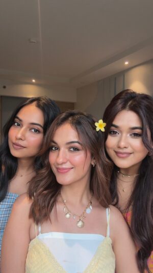 Shruti Bkshi Instagram - best feeling 💗 my girlssss 🫂
#reels #reelsinstagram #trending #trendinreels #viral #friends #girlies #love #gettingreadytogether