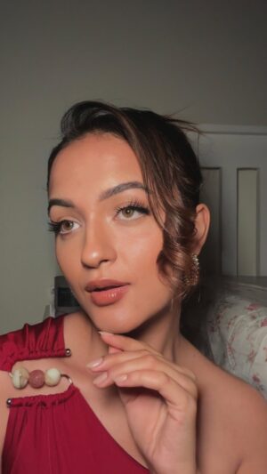 Shruti Bkshi Instagram - onkurrrrrrr❤️🔥
ib my @mrunu 🫂
#reels #reelsinsta #reelsinstagram #viral #explorepage #explore #makeup #transition #trending #trend