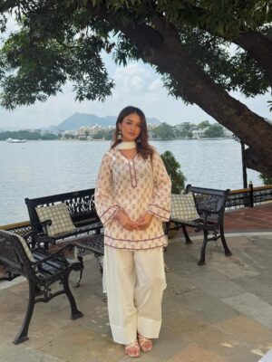 Shruti Bkshi Instagram - agar mein yaha 2 min aut ruki to mujhe is jagha se pyar hojayega got real 🪷🦚🤍
Farshi set @jonaya.in 💗