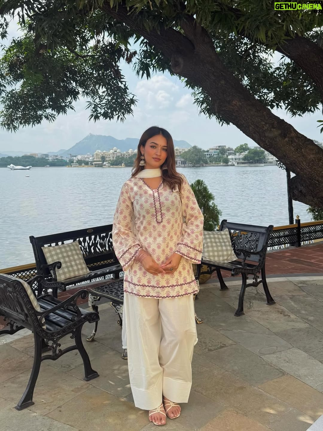 Shruti Bkshi - 18.5K Likes - agar mein yaha 2 min aut ruki to mujhe is jagha se pyar hojayega got real 🪷🦚🤍

Farshi set @jonaya.in 💗