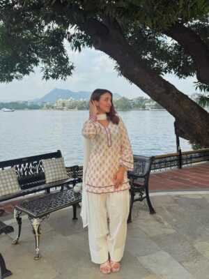 Shruti Bkshi Instagram - agar mein yaha 2 min aut ruki to mujhe is jagha se pyar hojayega got real 🪷🦚🤍
Farshi set @jonaya.in 💗