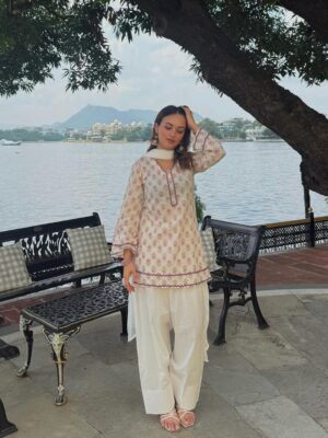 Shruti Bkshi Instagram - agar mein yaha 2 min aut ruki to mujhe is jagha se pyar hojayega got real 🪷🦚🤍
Farshi set @jonaya.in 💗