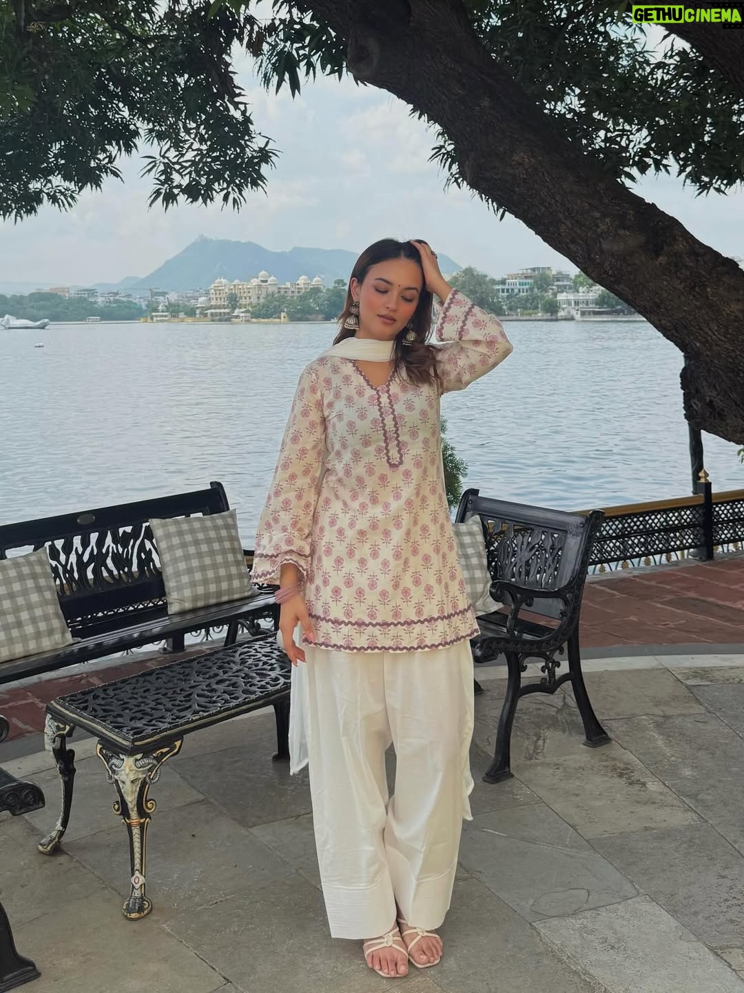 Shruti Bkshi - 18.5K Likes - agar mein yaha 2 min aut ruki to mujhe is jagha se pyar hojayega got real 🪷🦚🤍

Farshi set @jonaya.in 💗
