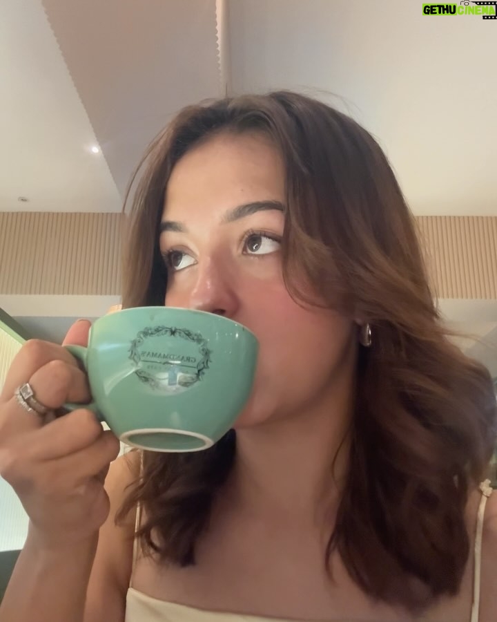 Shruti Bkshi - 15.8K Likes - bombae dump 🌟 look at me sipping my coffee and smiling at a stranger girl 🤭
