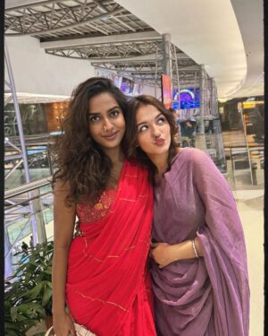 Shruti Bkshi Instagram - bombae dump 🌟 look at me sipping my coffee and smiling at a stranger girl 🤭