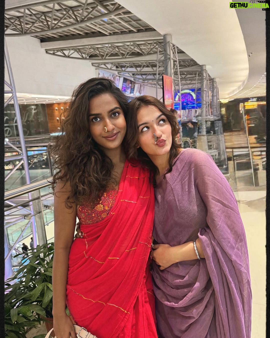 Shruti Bkshi - 15.8K Likes - bombae dump 🌟 look at me sipping my coffee and smiling at a stranger girl 🤭
