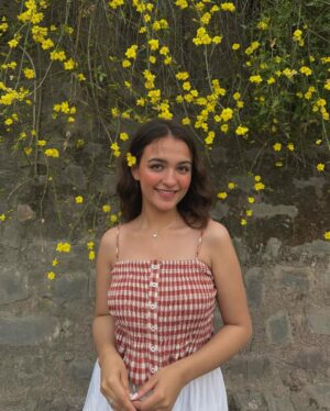 Shruti Bkshi Instagram - are you in loveeee?🥰
#instapic #viral #picture #viral #explorepage #explore #flowers #view