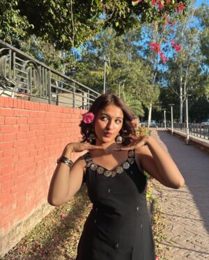 Shruti Bkshi Instagram - 🤭💗🌸