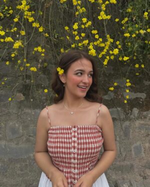 Shruti Bkshi Instagram - are you in loveeee?🥰
#instapic #viral #picture #viral #explorepage #explore #flowers #view