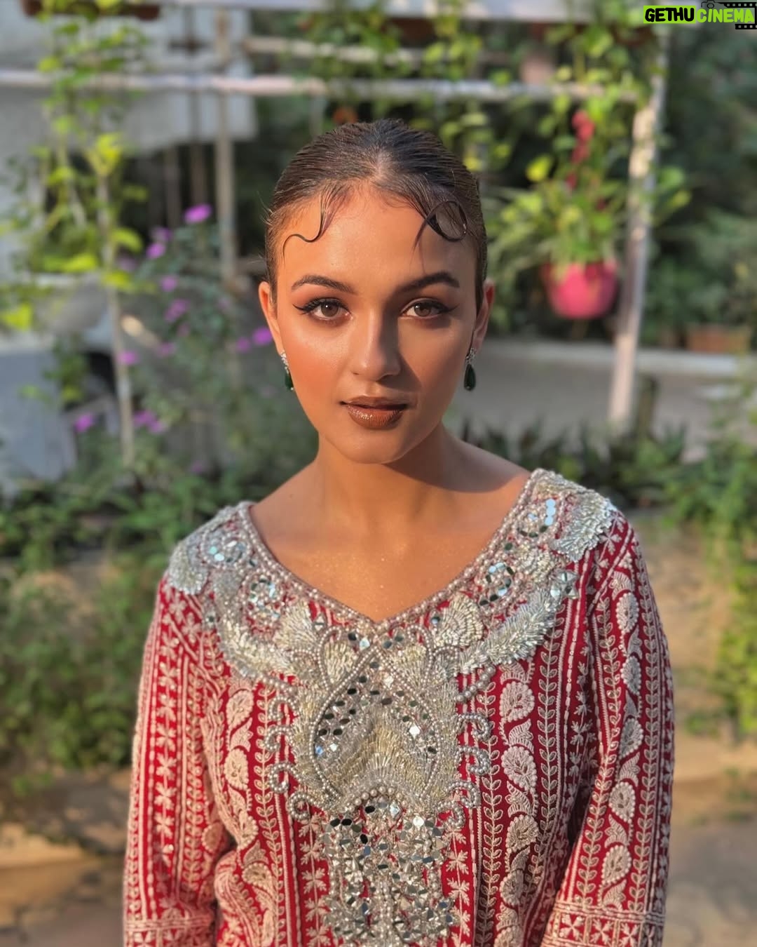 Shruti Bkshi - 15.8K Likes - bombae dump 🌟 look at me sipping my coffee and smiling at a stranger girl 🤭