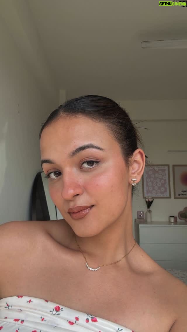 Shruti Bkshi - 20K Likes - This has to be my favorite brown lip combo! ✨🤎

First, I use the @mruchabeauty Lip Liner in the shade No Cap ,I absolutely love this one. It pairs well with almost every lipstick, stays put, and works like a marker for your lips.✨
Next, I go in with the @blurindia Lipstick in Call Me Daddy. I’ve been a huge fan of this shade for the longest time,if you’ve seen my old brown lip combos, you’ll definitely recognize it.⭐️
To finish, I apply the @indewild DLT in Masala Chai. 🤎I love the nude tone of this gloss ,it’s super hydrating and adds the perfect touch.
Wear this combo and I’m sure someone will definitely ask you what’s on your lips! 

#reels #reelsinstagram #trending #trendingreels #viral #lipcombo #brownlipcombo