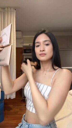 Shwe Eain Si Instagram - ဘယ်တော့လာခေါ်မလဲ။ အလှတွေပြင်ထားတယ် 🤓☺️. Make up routine lets go 🙈