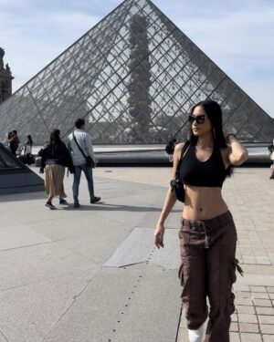 Shwe Eain Si Instagram - တစ်ယောက်လောက် နောက် က couple ကို ဖျောက်ပေးကြပါအုံး 😁😅