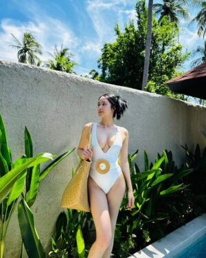 Shwe Eain Si Instagram - Outdoors လေးတစ်ဖြတ် 🍃 
ပုံတွေကဖုန်းထဲမှာအများကြီး ပုံပြင်တာပျင်းနေလို့ 😩🤓🙈

#ShweEainSi