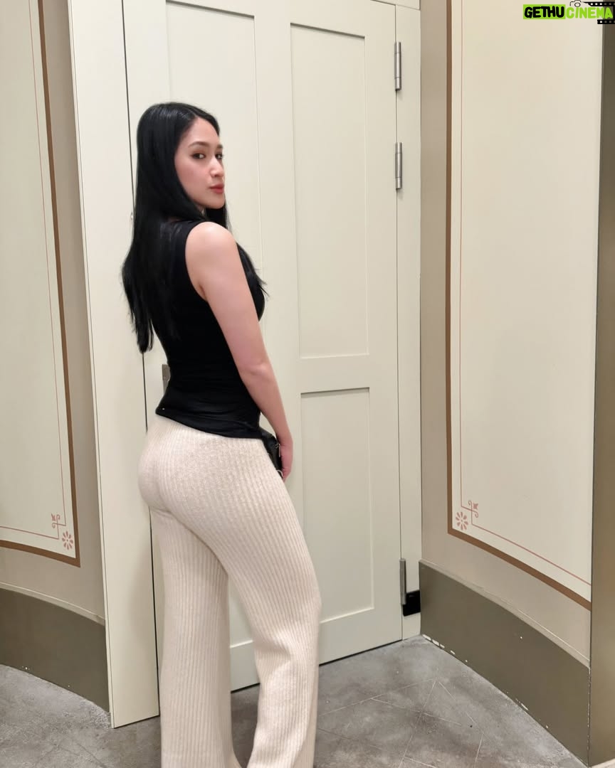 Shwe Eain Si - 242 Likes - 💋