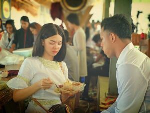 Shwe Hmone Yati Instagram - သူ႔အလုပ္န႔ဲတင္ေတာ္ေတာ္႐ူပ္
ကိုေရႊထူးရယ္ #loveusomuch❤️