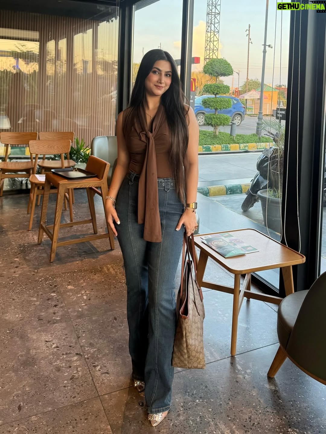 Shweta Singh - 35K Likes - 🤎👜🍫🦂 
.
.
.
#instamood