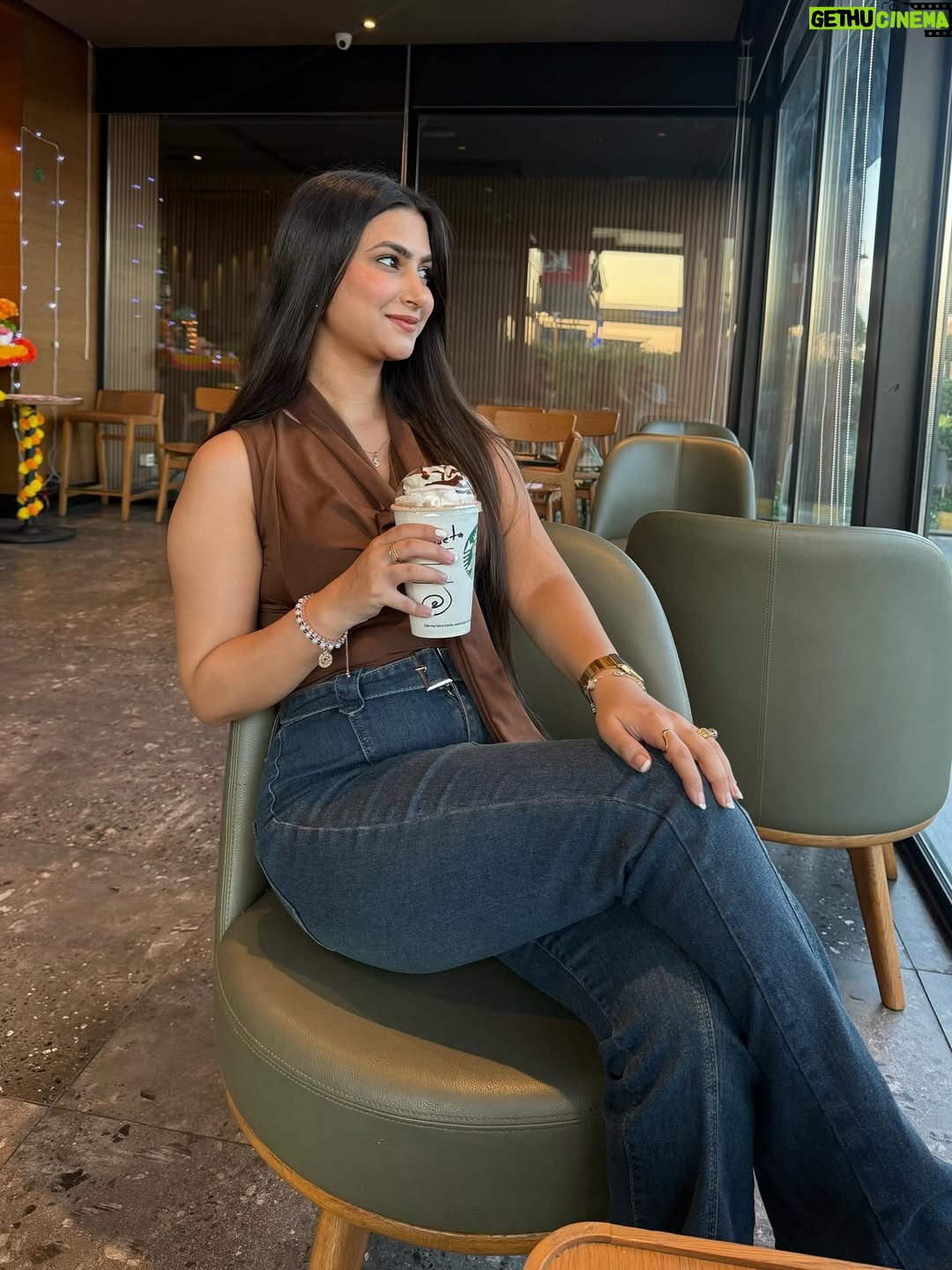 Shweta Singh - 35K Likes - 🤎👜🍫🦂 
.
.
.
#instamood