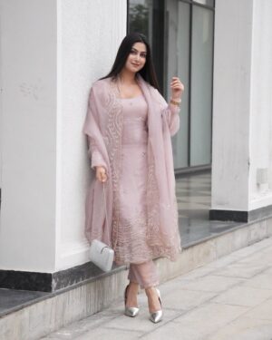 Shweta Singh Instagram - 🤍✨
.
.
.
#instagram #instastyle #style #suit #photoftheday #photoshoot #insta #like #explore #explorepage #photoshoot #photo #fashionista #fashiongram #trend
