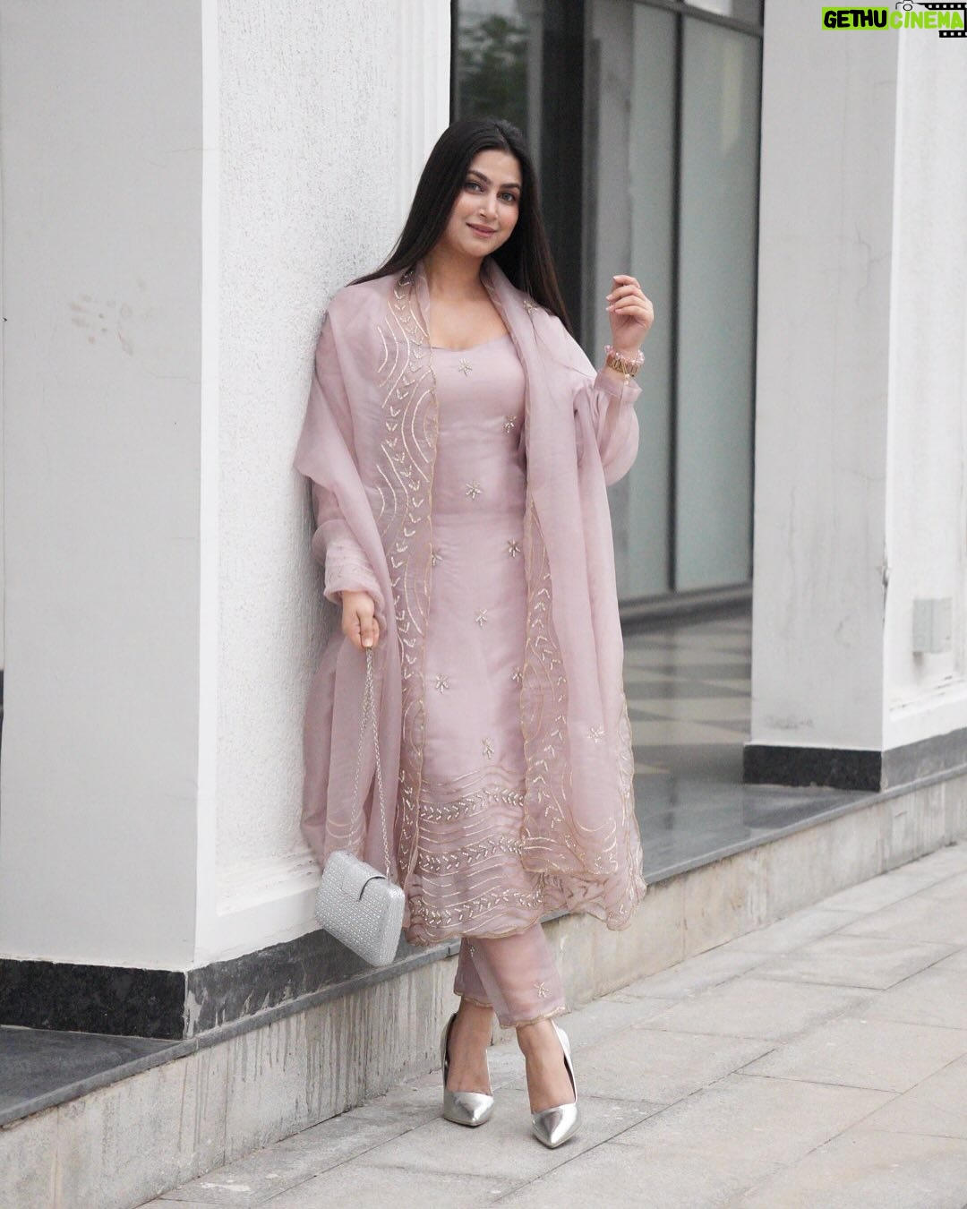Shweta Singh - 19.2K Likes - 🤍✨ 

.
.
.
#instagram #instastyle #style #suit #photoftheday #photoshoot #insta #like #explore #explorepage #photoshoot #photo #fashionista #fashiongram #trend