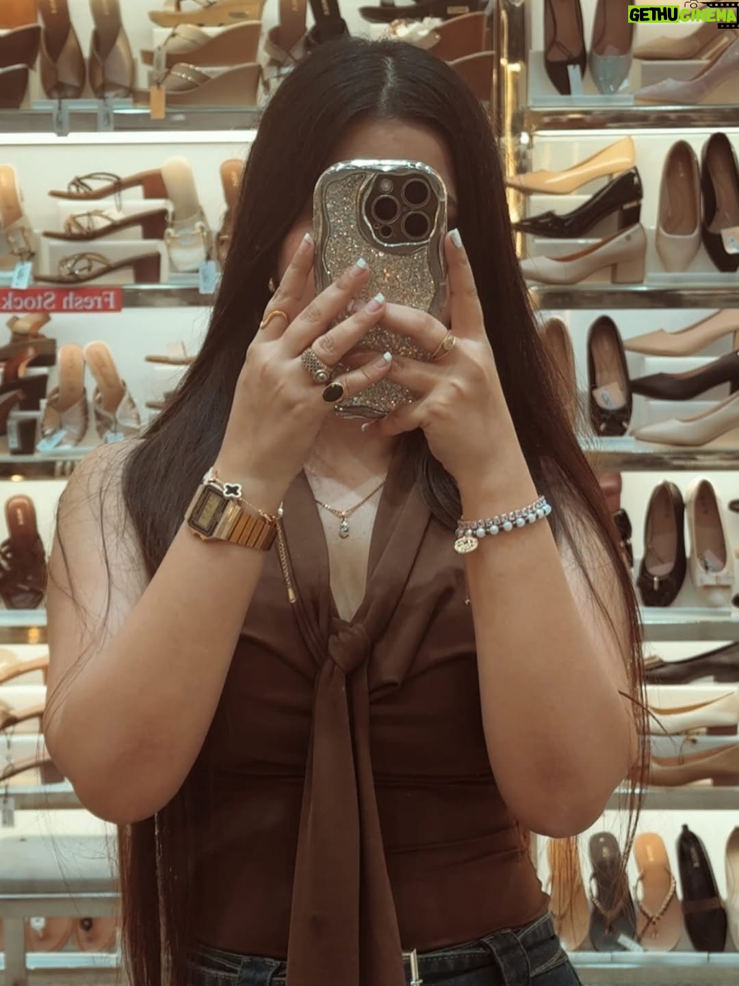 Shweta Singh - 35K Likes - 🤎👜🍫🦂 
.
.
.
#instamood