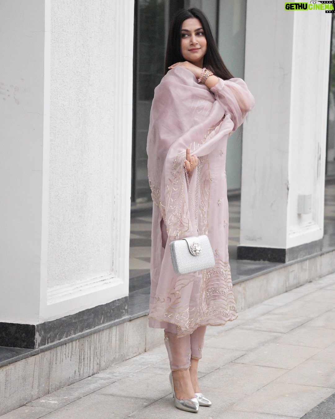 Shweta Singh - 19.2K Likes - 🤍✨ 

.
.
.
#instagram #instastyle #style #suit #photoftheday #photoshoot #insta #like #explore #explorepage #photoshoot #photo #fashionista #fashiongram #trend