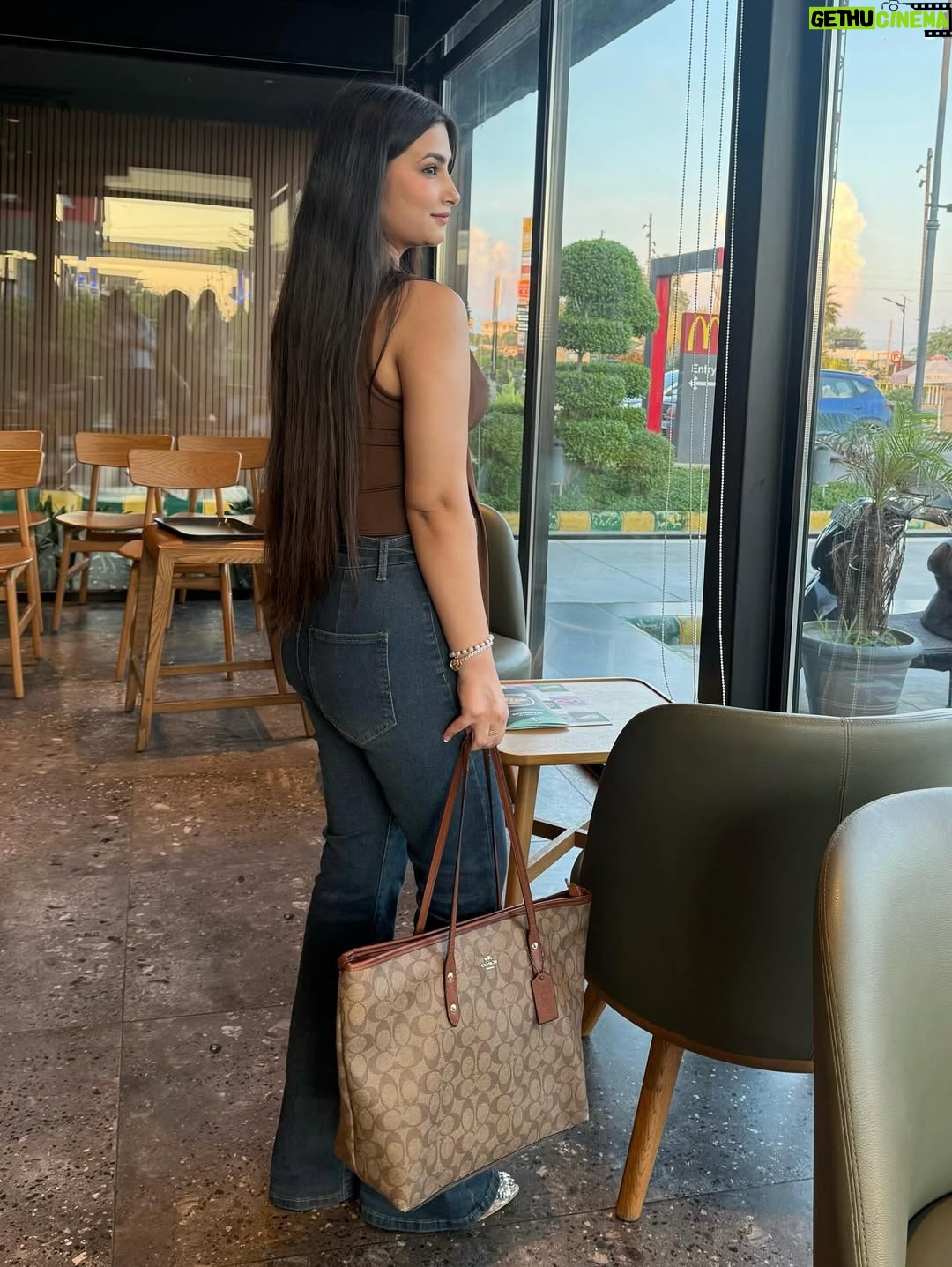 Shweta Singh - 35K Likes - 🤎👜🍫🦂 
.
.
.
#instamood