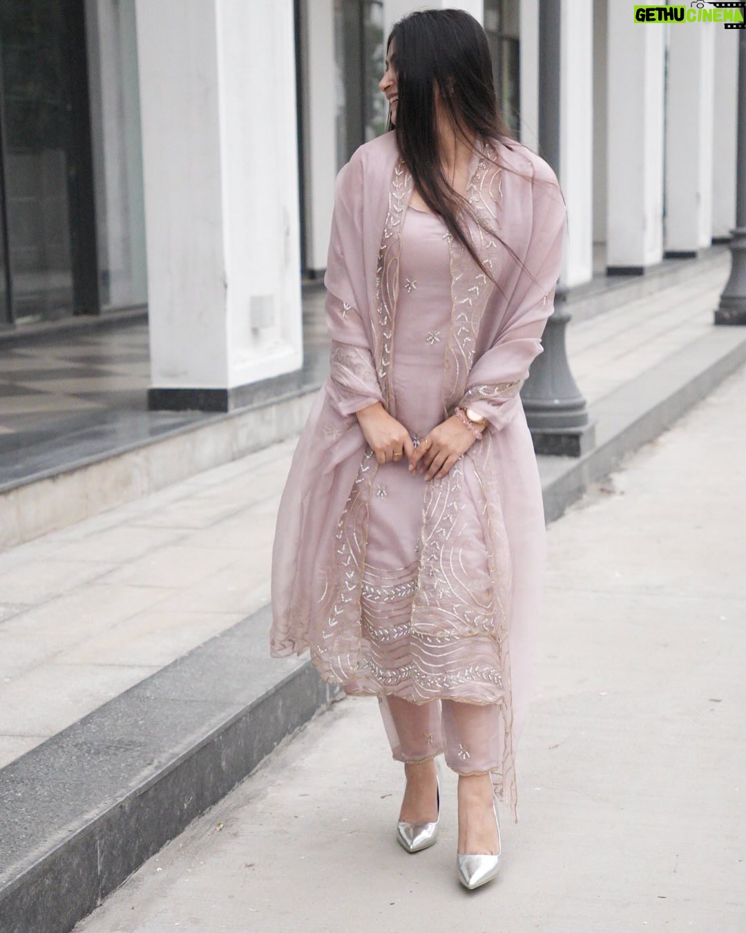 Shweta Singh - 19.2K Likes - 🤍✨ 

.
.
.
#instagram #instastyle #style #suit #photoftheday #photoshoot #insta #like #explore #explorepage #photoshoot #photo #fashionista #fashiongram #trend