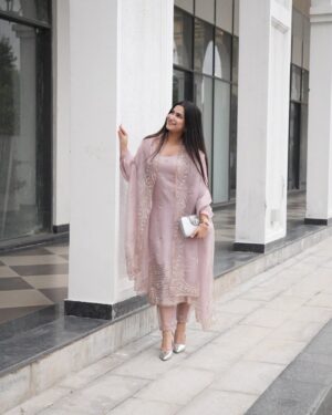 Shweta Singh Instagram - 🤍✨
.
.
.
#instagram #instastyle #style #suit #photoftheday #photoshoot #insta #like #explore #explorepage #photoshoot #photo #fashionista #fashiongram #trend