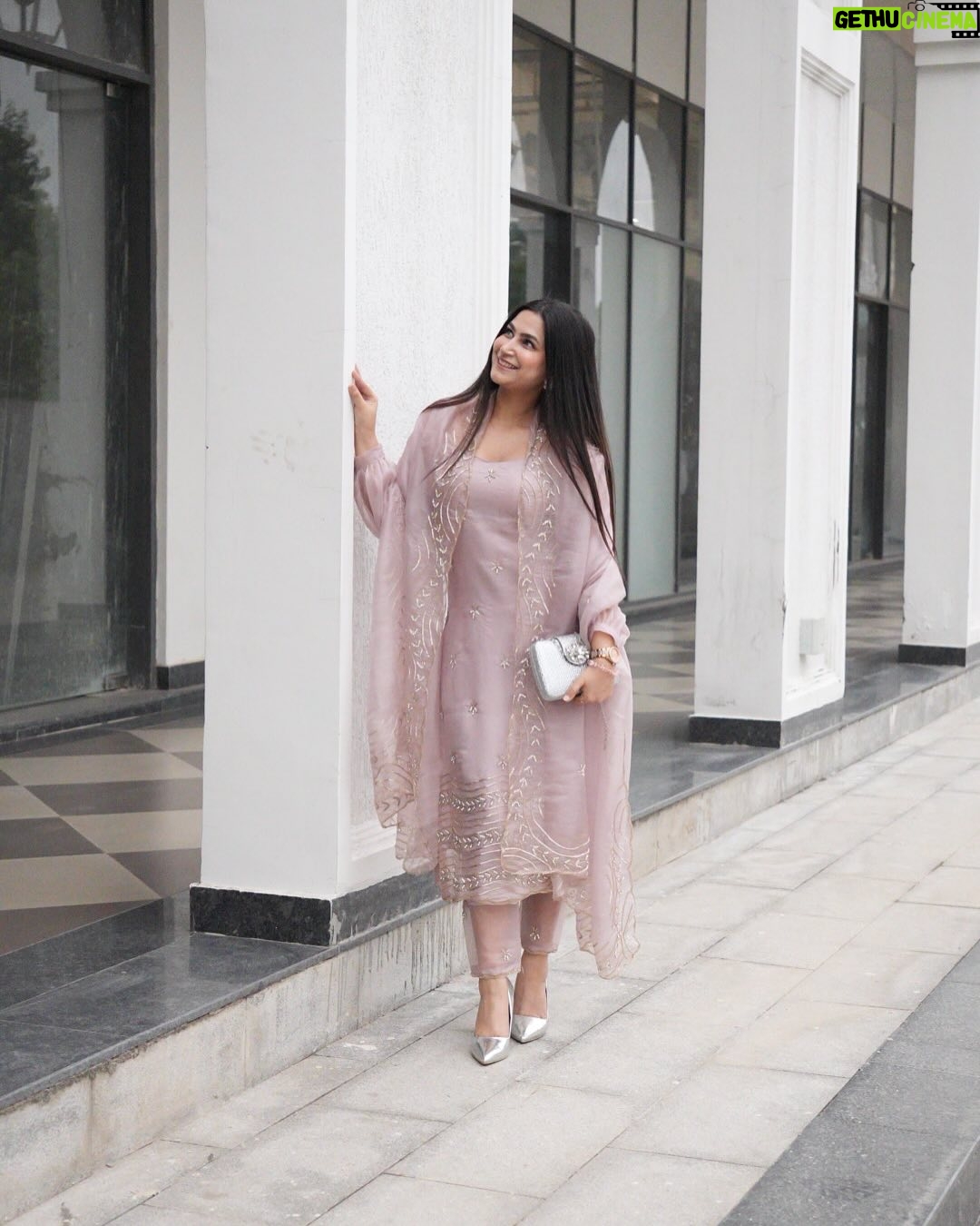 Shweta Singh - 19.2K Likes - 🤍✨ 

.
.
.
#instagram #instastyle #style #suit #photoftheday #photoshoot #insta #like #explore #explorepage #photoshoot #photo #fashionista #fashiongram #trend