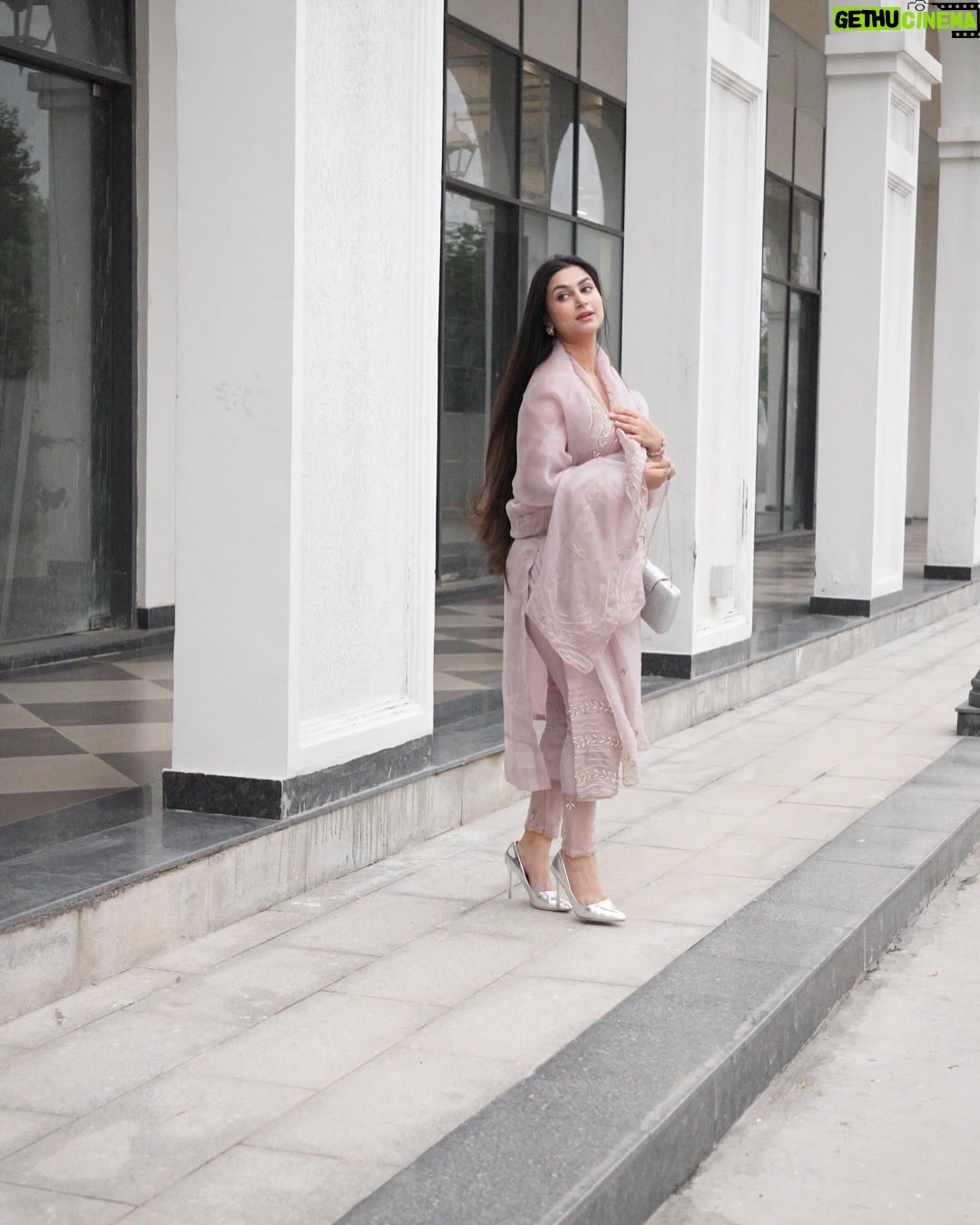 Shweta Singh - 19.2K Likes - 🤍✨ 

.
.
.
#instagram #instastyle #style #suit #photoftheday #photoshoot #insta #like #explore #explorepage #photoshoot #photo #fashionista #fashiongram #trend