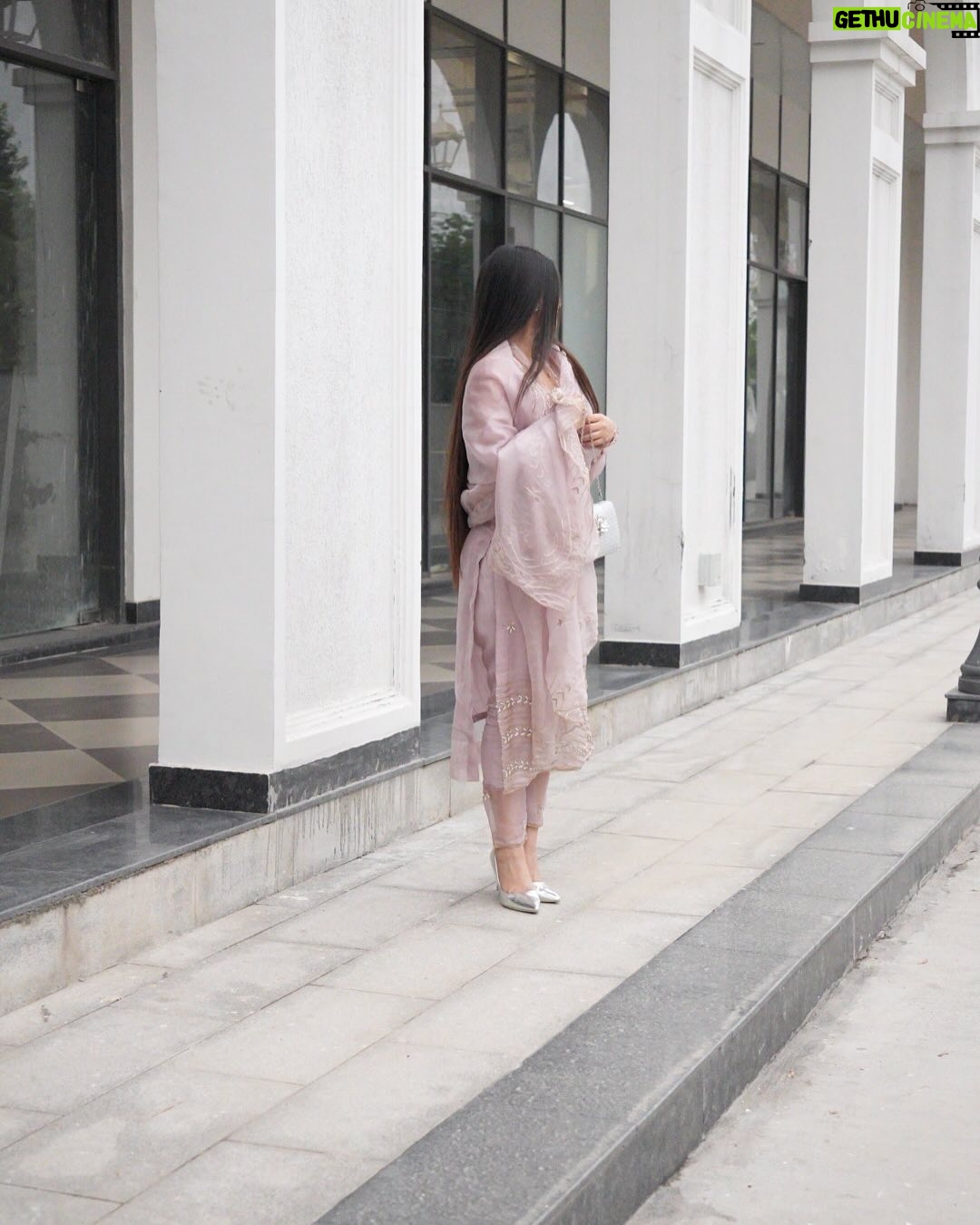 Shweta Singh - 19.2K Likes - 🤍✨ 

.
.
.
#instagram #instastyle #style #suit #photoftheday #photoshoot #insta #like #explore #explorepage #photoshoot #photo #fashionista #fashiongram #trend