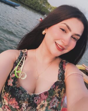 Shweta Singh Instagram - Selfie✨🤍🌿🦢
.
.
.
#exploring #kerala #nightphotography #instagood #instagram #explorepage #feed #instalike #style #instamakeup #keralatourism #verkala #photoshoot