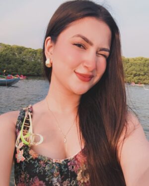 Shweta Singh Instagram - Selfie✨🤍🌿🦢
.
.
.
#exploring #kerala #nightphotography #instagood #instagram #explorepage #feed #instalike #style #instamakeup #keralatourism #verkala #photoshoot