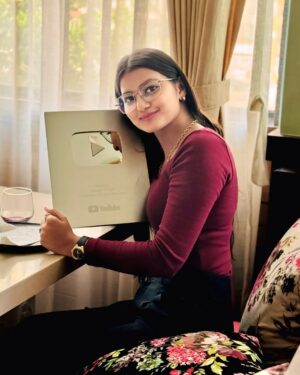 Siddhi Jambhale Instagram - Turning dreams into reality,kyuki hum bhi to Star hai! Hai na ? 🌟❤️
‘Our Silver Play Button’ 🩶
#starfam❤️ #dream #silverplaybutton #youtube #blessed #celebration #photooftheday #photography #brightlight #traditional #spark #style #lifestyle #fashion #fashionstyle #love #smile #beauty #beautiful #cute #pretty #positivity #vibes #instagood #instagram #mumbai #thane