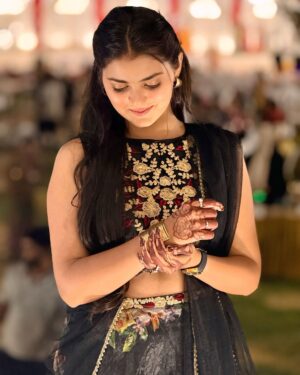 Siddhi Jambhale Instagram - Ye kaali raatain……🖤🪐🌙
.
.
.
.
.
#starfam❤️ #weddingseason #lehenga #glow #beauty #cute #smile #happy #nightlife #traditionalwear #foryou #post #nashik #mumbai #viral #instagood